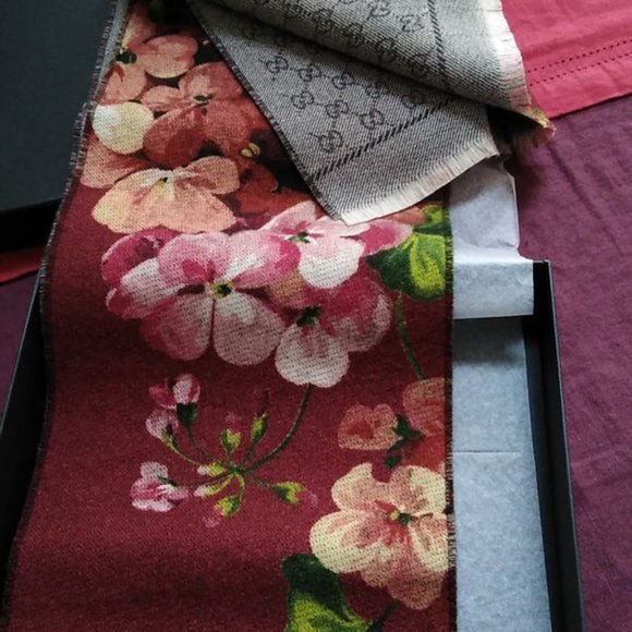 NWT GUCCI FLORAL WOOL SCARF - Picture 1 of 3